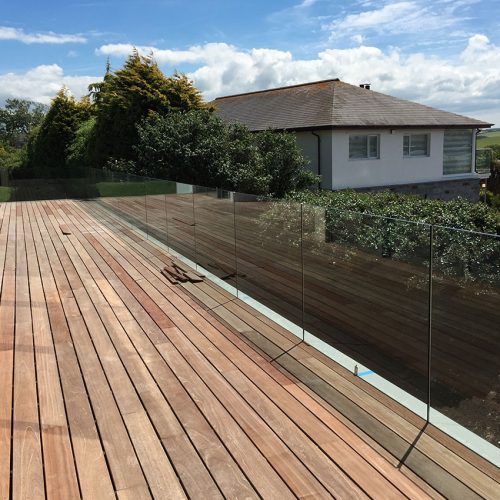 Glass balcony railing